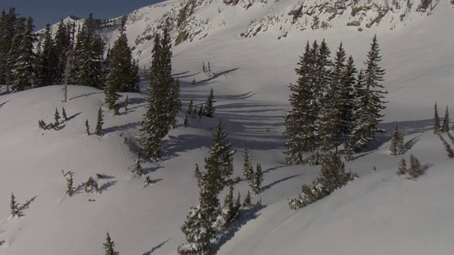 白雪覆盖着瓦萨奇山脉的山腰。视频素材