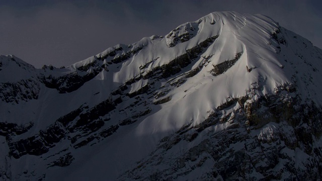 积雪覆盖着瓦萨奇山脉的一座山峰。视频素材