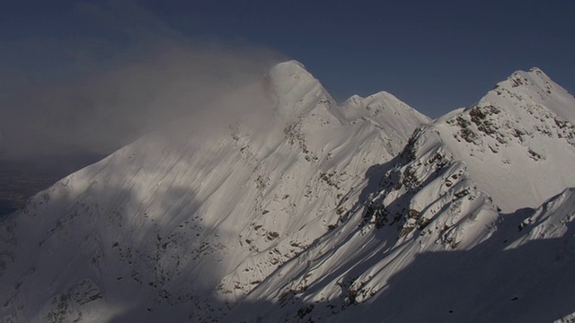 积雪覆盖着瓦萨奇山脉的山峰。视频素材