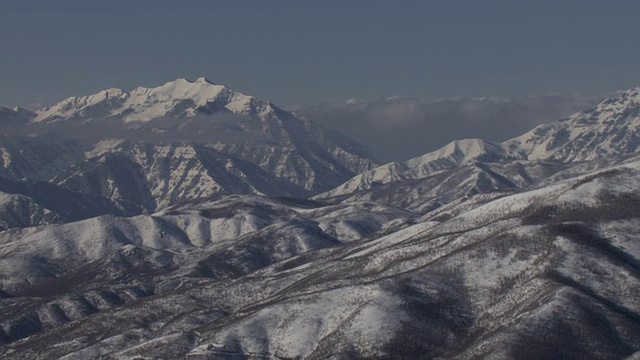 大雪覆盖了犹他州的瓦萨奇山脉。视频素材