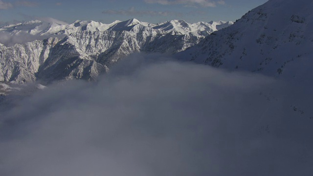 厚厚的云层笼罩着瓦萨奇山脉的积雪和崎岖的山峰。视频素材