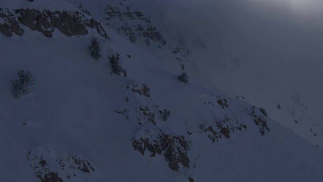 乌云遮住了瓦萨奇山脉积雪的山坡。视频素材