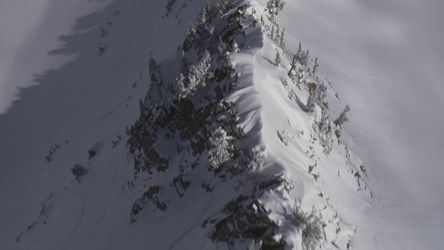 积雪覆盖了瓦萨奇山脉崎岖的山脊。视频素材