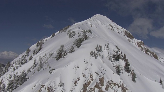 厚厚的积雪覆盖了瓦萨奇山脉的山峰。视频素材