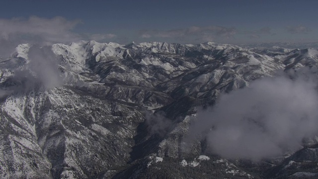 大雪覆盖了瓦萨奇山脉的高峰。视频素材