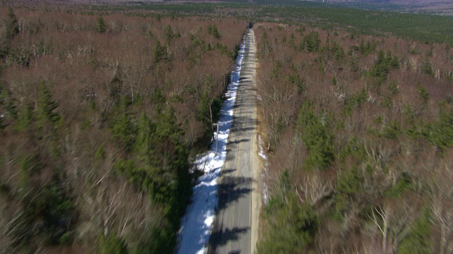 雪沿着一条乡村公路的一侧延伸。视频素材