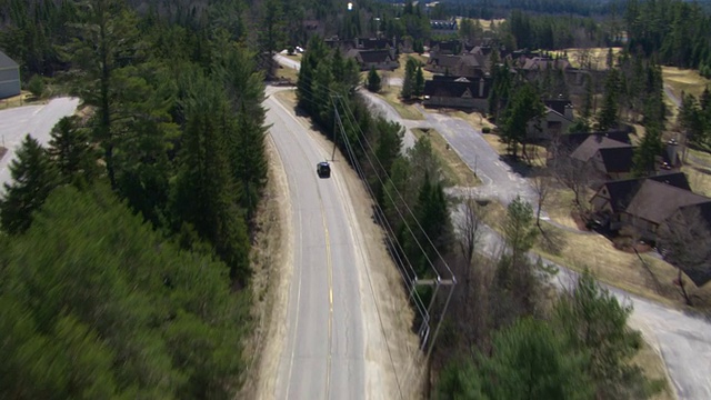 一辆汽车在拉斐特山的一条狭窄道路上行驶。视频素材