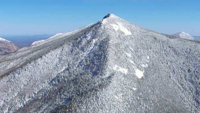 雪花飘落在拉斐特山上。视频素材