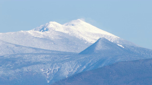 雪覆盖了新罕布什尔州拉斐特山的山峰。视频素材