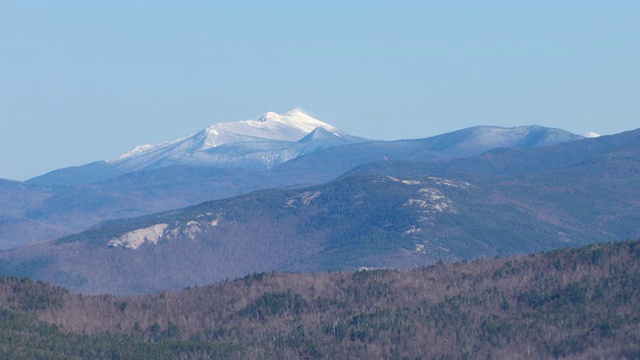 拉斐特山白雪皑皑的山峰耸立在广阔的山谷之上。视频素材