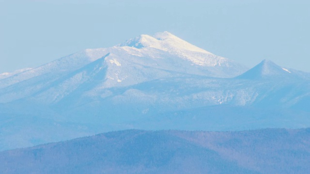 大雪覆盖了新罕布什尔州的拉斐特山。视频素材