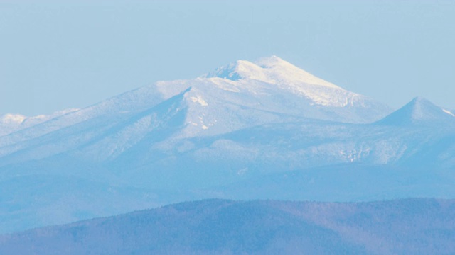 大雪覆盖了新罕布什尔州的拉斐特山。视频素材