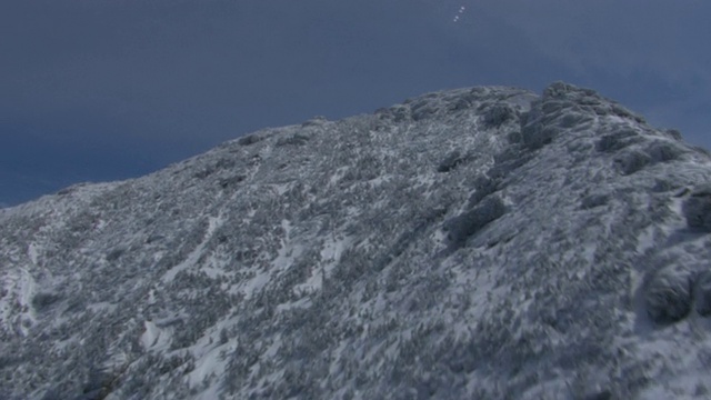 大雪覆盖了新罕布什尔州的拉斐特山。视频素材