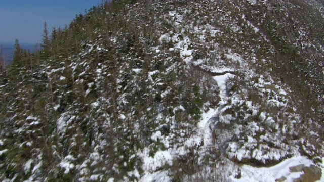 一条雪道通向拉斐特峰。视频素材