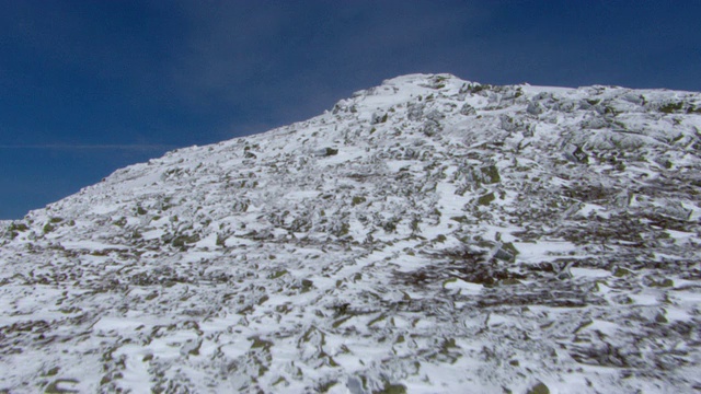 白雪覆盖了白山拉斐特山顶的高山地带。视频素材