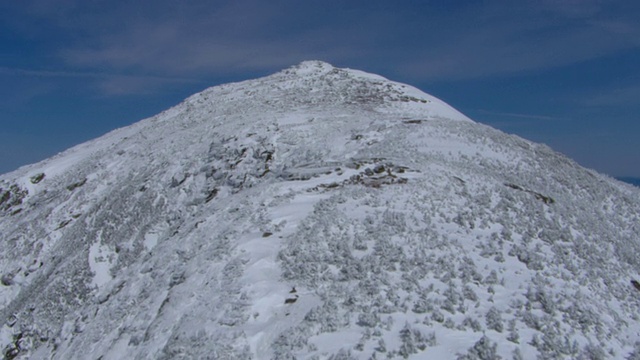 雪覆盖了拉斐特山顶的高山地带的巨石。视频素材