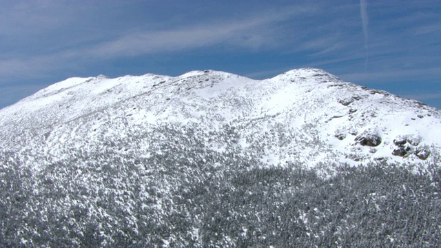 拉斐特山上的森林被积雪和巨石取代。视频素材