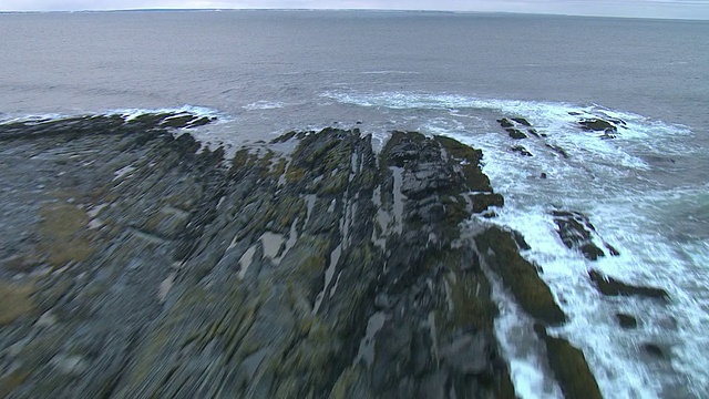 海浪冲击着多岩石的海岸。视频素材