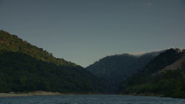 云在山湖上飘过。视频素材