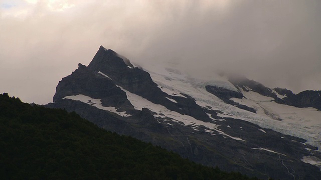 低云在雪山上急速掠过。视频素材