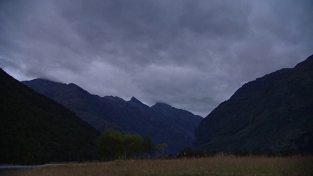 暴风云在山峦之上飘舞。视频素材