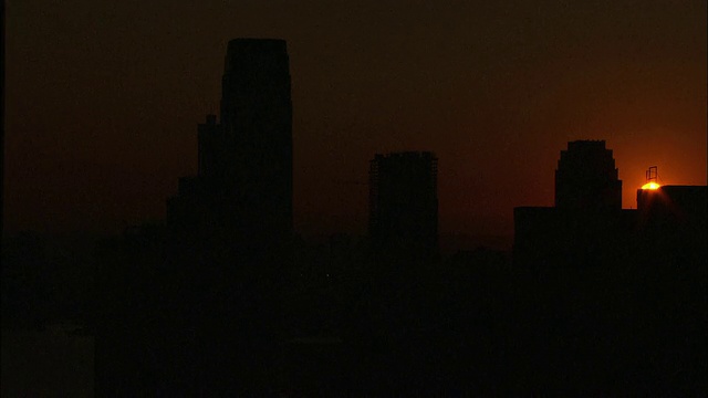 太阳慢慢地落在纽约市的地平线后面。视频素材