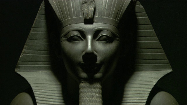 埃及卢克索博物馆(Luxor Museum)的图特摩斯三世(Thutmosis III)雕像的阴影脸孔由头饰构成。视频素材