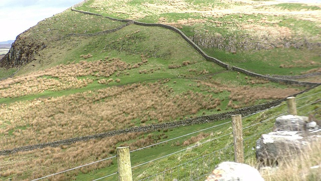 从山上的哈德良长城(Hadrian’s Wall)中急速拍摄。视频素材