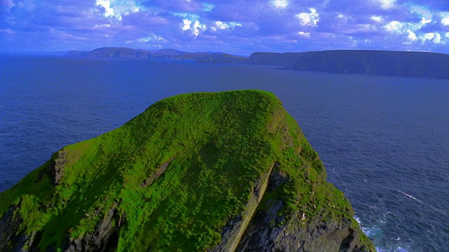 鸟瞰海湾/爱尔兰锯齿状草覆盖的岛屿视频素材