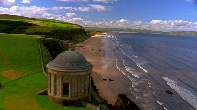 空中俯瞰Mussenden Temple，背景是海滩和大海/ Castlerock，德里郡，北爱尔兰视频素材