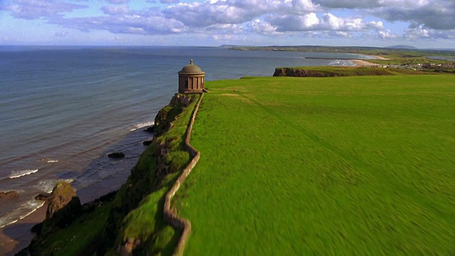 空中俯瞰Mussenden Temple，背景是海滩和大海/ Castlerock，德里郡，北爱尔兰视频素材