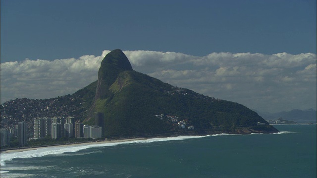 在休格洛夫山(Sugarloaf Mountain)下的里约热内卢(里约热内卢de Janeiro)海岸上，有许多酒店。视频素材