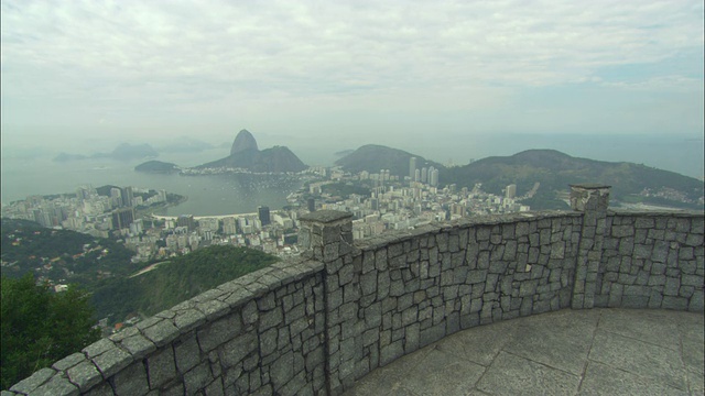 一堵石墙围绕着一个阳台，这个阳台框框着里约热内卢de Janeiro。视频素材