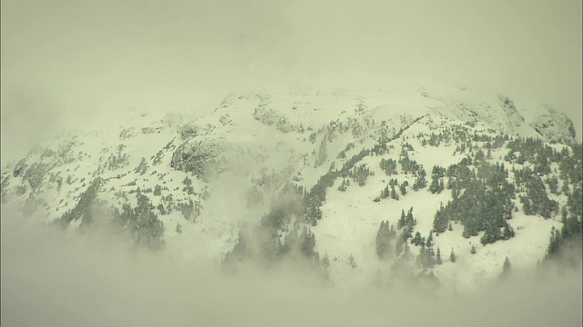 浓雾部分遮蔽了雪山。视频素材