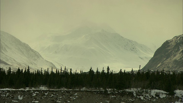 浓密的云在阿拉斯加的雪山之间沉淀。视频素材