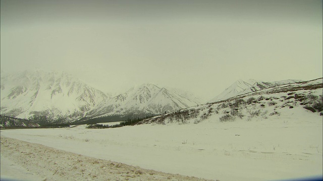 大雪覆盖了阿拉斯加的山脉。视频素材