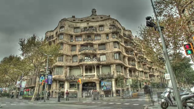 在巴塞罗那Casa Mila建筑的外部拍摄的时间流逝。视频素材