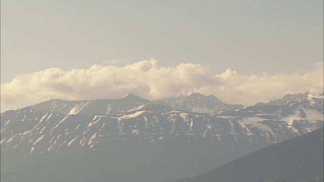 低云层环绕着阿拉斯加的雪山山峰。视频素材