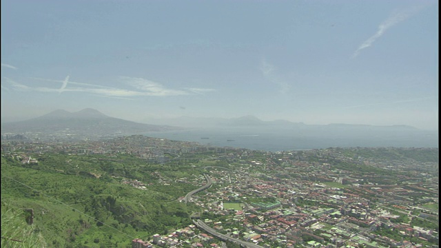 维苏威火山耸立在地中海沿岸的那不勒斯市上空。视频素材