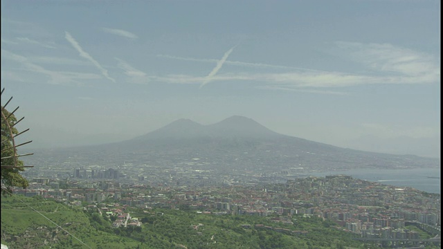 雾霾部分遮蔽了维苏威火山和那不勒斯市。视频素材