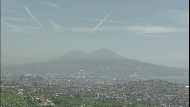 在维苏威火山和那不勒斯的城市上空，蒸汽轨迹纵横交错。视频素材