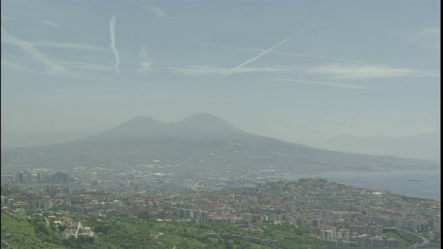 雾霾部分遮蔽了维苏威火山和那不勒斯市。视频素材