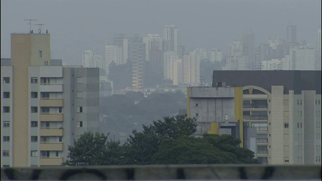 巴西圣保罗的一条高速公路上交通繁忙。视频素材