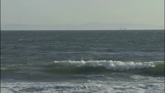 波浪在太平洋上翻滚。视频素材