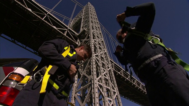 两名建筑工人在乔治华盛顿大桥附近系上了安全绳。视频素材