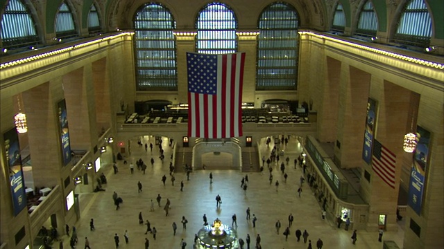 美国中央车站(Grand Central Station)的天花板上悬挂着一面美国国旗。视频素材