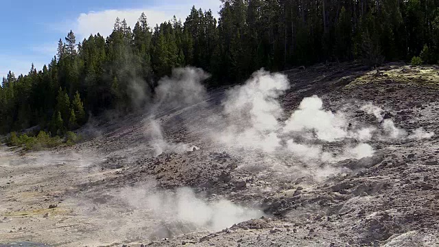 黄石国家公园诺里斯间歇泉盆地的烟孔，秋天视频素材