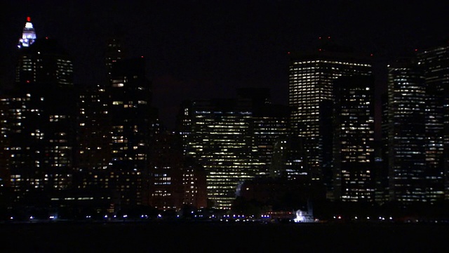 夜晚，灯光照亮了标志性的纽约市天际线。视频素材