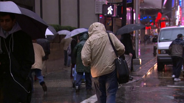 下着雨的纽约街道上，行人撑着雨伞。视频素材