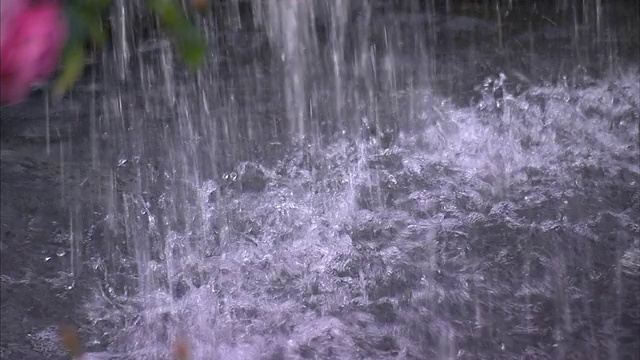 水从父亲示范广场的喷泉中流出。视频素材